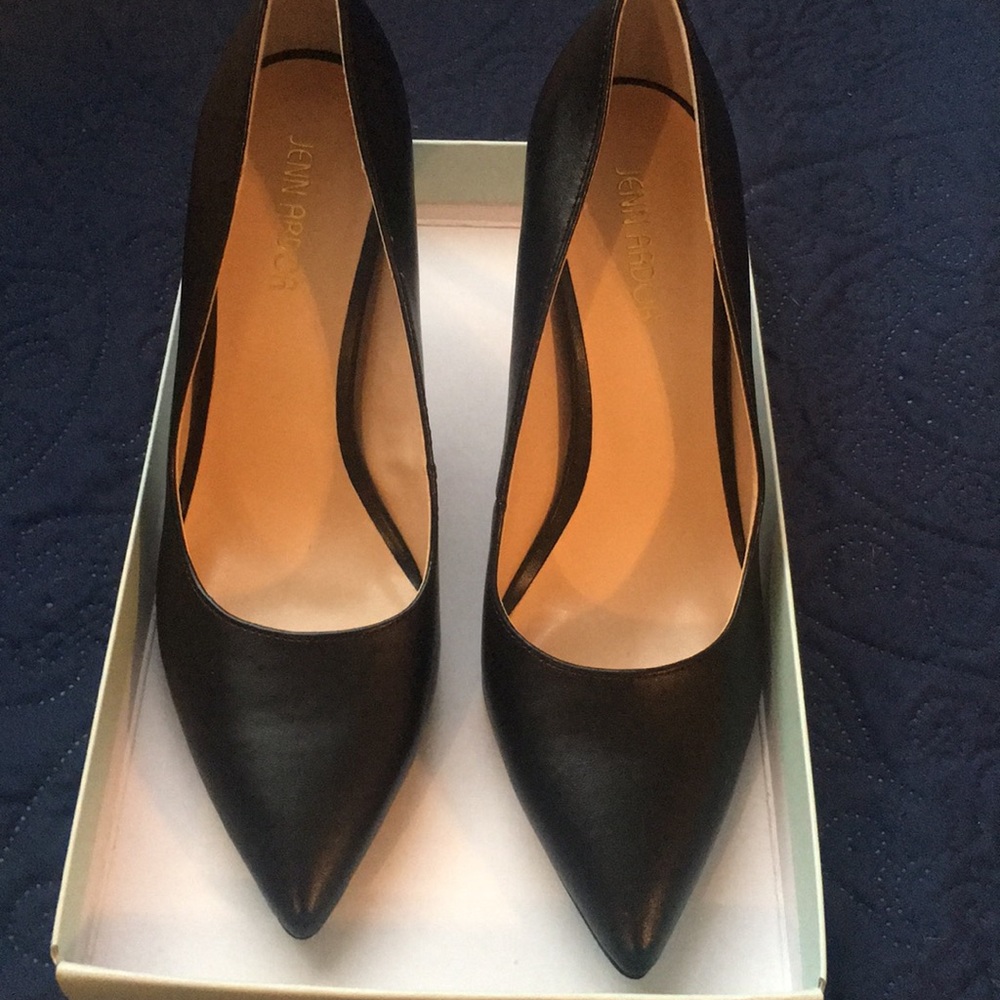 Black pumps